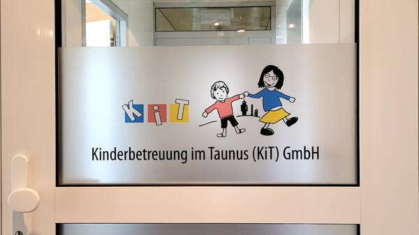Bild vergrößern: KiT GmbH | Logo Eingangstür Büroräume